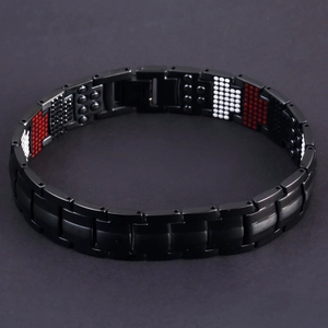Detalle de pulsera magnética de titanio para hombre con imanes biológicos internos
