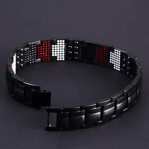 Pulsera magnética de titanio para hombre con acabado negro mate e incrustaciones de piedras