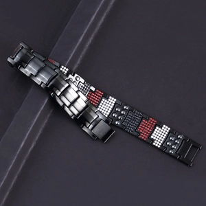 Detalle de pulsera de magnetoterapia de titanio con chapado negro y piedras redondas
