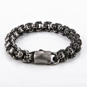 Dettaglio del bracciale a catena con teschi vintage e chiusura industriale in metallo