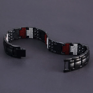 Detalle de la pulsera magnética de titanio negro con piedras funcionales para hombre