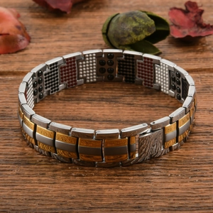 Primer plano detallado de pulsera de titanio para la salud con piedras magnéticas en madera