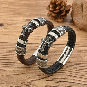 Bracelet cuir tressé pour homme avec croix argentée et fermoir magnétique sur bois