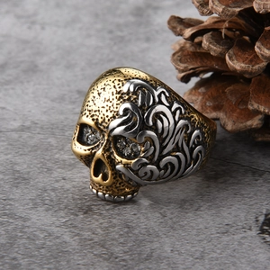 Vista macro detallada del anillo de calavera vintage con textura dorada y motivos florales