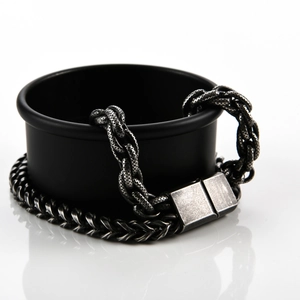 Détail d'un bracelet gourmette punk en acier inoxydable avec fermoir magnétique sur support