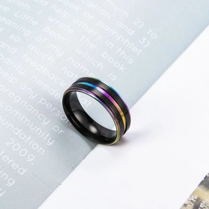 Detailansicht eines schwarzen Titanrings mit mittiger Regenbogen-Einlage in Bürstoptik