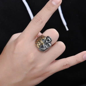 Anillo de calavera para hombre en acero bicolor con ojos de corazón y estilo retro