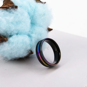 Makro-Detail des schwarzen Edelstahlrings mit regenbogenfarbenem irisierendem Streifen