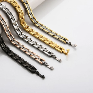 Details von magnetischen Edelstahl-Armbändern in fünf Farben mit Rauten-Texturmuster