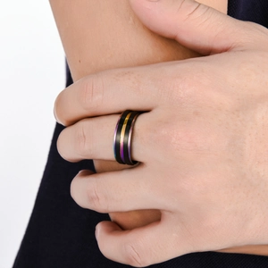 Polierter schwarzer Herrenring aus Edelstahl mit Goldlinie und Regenbogenkanten
