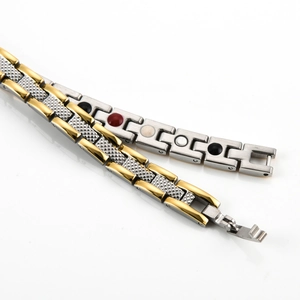 Detaillierte Makroansicht des zweifarbigen Magnettherapie-Armbands mit Heilsteinen