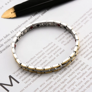 Detaillierte Nahaufnahme des zweifarbigen Magnettherapie-Armbands mit polierter Textur