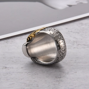 Macro de anillo de acero vintage con relieve de calavera dorada y textura martillada