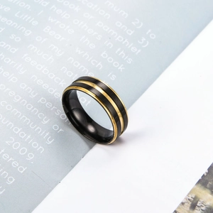 Makro-Detail von 8mm mattschwarzem Titanstahlring mit doppelten goldbeschichteten Streifen