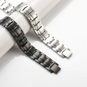 Nahaufnahme von mattschwarzen und gebürsteten silbernen Titanstahl Magnetarmbändern