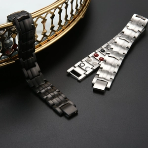Herrenarmband aus Titanstahl mit zweireihigen Magneten in Mattschwarz und gebürstetem Silber