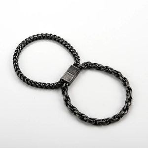 Détail de la chaîne à mailles blé et du fermoir rectangulaire sur le bracelet en acier