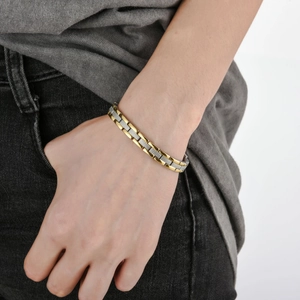 Detail von silber-goldenes Edelstahl-Gliederarmband mit Gitterstruktur am Handgelenk