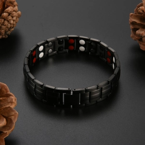 Detail eines matt schwarzen Titanstahl-Magnettherapie-Armbands mit dreifarbigen Inlay-Perlen