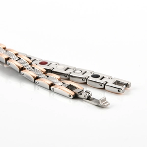 Makro-Detail des zweifarbigen Magnetarmbands mit Stahlgliedern und Faltschließe