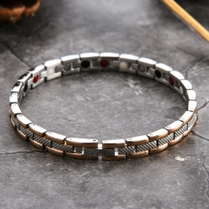 Detailansicht des zweifarbigen Magnetarmbands mit gerändelter Textur und Energiesteinen