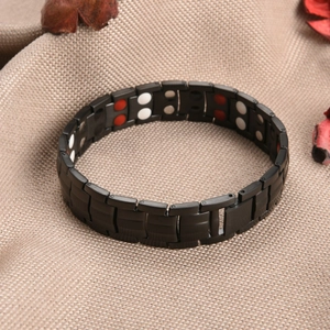 Details des matt-schwarzen Titanstahl-Magnettherapie-Armbands mit dreifarbigen Funktionstexturen