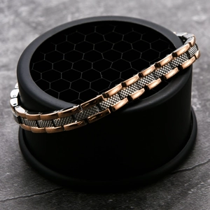 Makroaufnahme von zweifarbigem Edelstahl-Magnetarmband mit strukturierten Silbergliedern