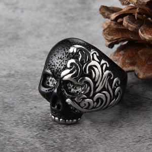 Anillo de calavera gótica para hombre en acero inoxidable vintage con relieves y acabados negros