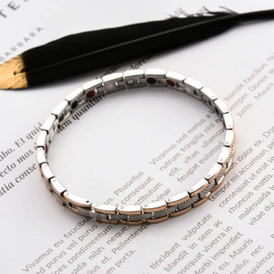 Makroansicht des zweifarbigen Titan-Magnetarmbands mit inneren Magneten und Textur