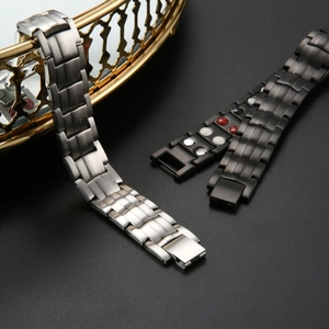 Detailansicht der Titanstahl-Magnettherapie-Armbänder mit Mattfinish und Magneteinsätzen