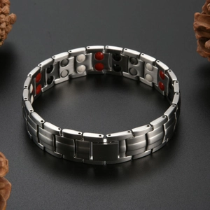Detailansicht des Titan-Magnettherapie-Armbands mit mattem Finish und Funktionseinsätzen