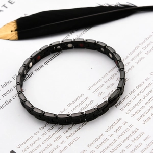 Minimalistisches matt-schwarzes Titanstahl-Magnettherapie-Armband mit Gesundheitssteinen