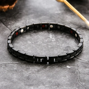 Detaillierte Makroansicht des schwarzen Magnetarmbandes mit Energiesteinen
