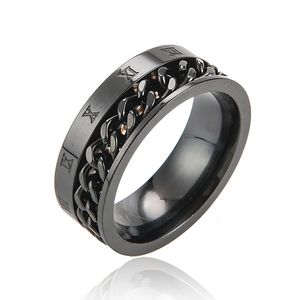 Detalle de anillo giratorio de acero negro con cadena incrustada y números romanos grabados