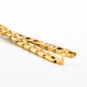 Nahaufnahme des goldenen Edelstahl-Magnettherapie-Armbands mit bunten Magnetsteinen