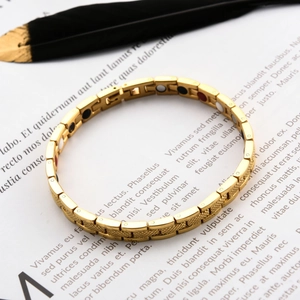 Detailansicht eines goldenen Titan-Magnetarmbandes mit Rautenmuster und Magnetsteinen