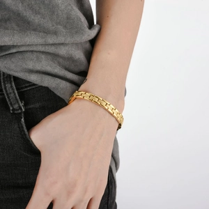 Detailansicht eines goldenen Titan-Magnetarmbands für Damen am Handgelenk getragen