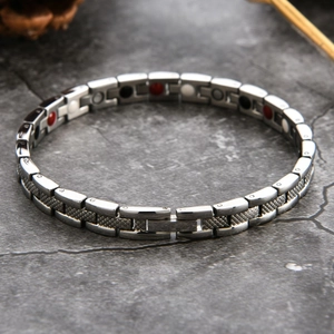 Nahaufnahme von Edelstahl-Magnetarmband mit Rändeltextur und eingebetteten Magneten
