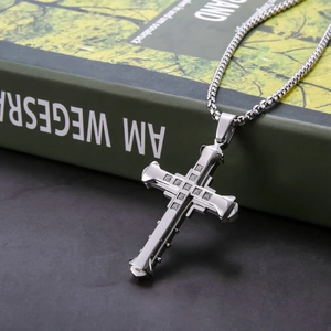 Collier pendentif croix en acier inoxydable argenté avec zircons et chaîne pour hommes