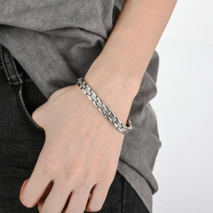 Details vom silbernen Edelstahl-Magnetarmband mit Gittertextur am Handgelenk