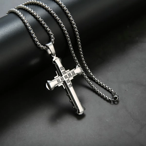 Croix polie en acier inoxydable pour homme avec zircons incrustés et chaîne ronde épaisse