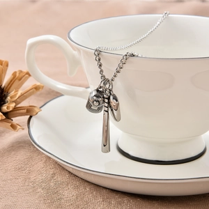 Collier baseball homme en acier avec pendentifs batte, casquette et chaussure sur tasse