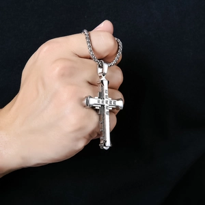 Collier hip hop pour homme en acier inoxydable argenté avec pendentif croix en strass