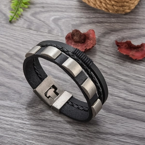 Bracelet multicouche en cuir noir pour homme avec rivets vintage et fermoir magnétique