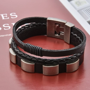 Bracelet multicouche en cuir tressé noir pour homme avec clous métalliques