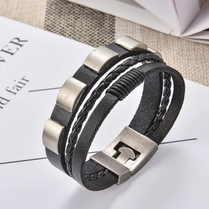 Bracelet rétro multicouche en cuir tressé noir pour homme avec boucle à rivets