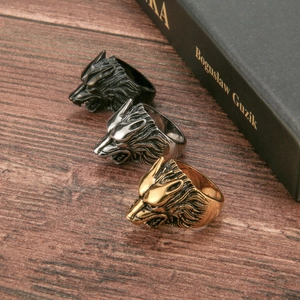 Gotische Wolfskopf-Stahlringe für Herren in Schwarz, Silber und Gold auf Vintage-Holzgrund