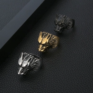 Detail der Wolfskopfringe in Silber, Gold und Schwarz aus robustem Edelstahl-Guss