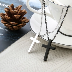Minimalistische Kreuzanhänger aus Edelstahl in Silber und Schwarz für Herren