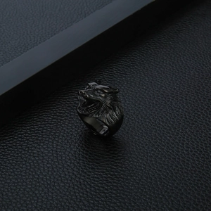 Makro-Detail des gotischen schwarzen Wolfskopf-Rings mit feinen Texturen auf Leder